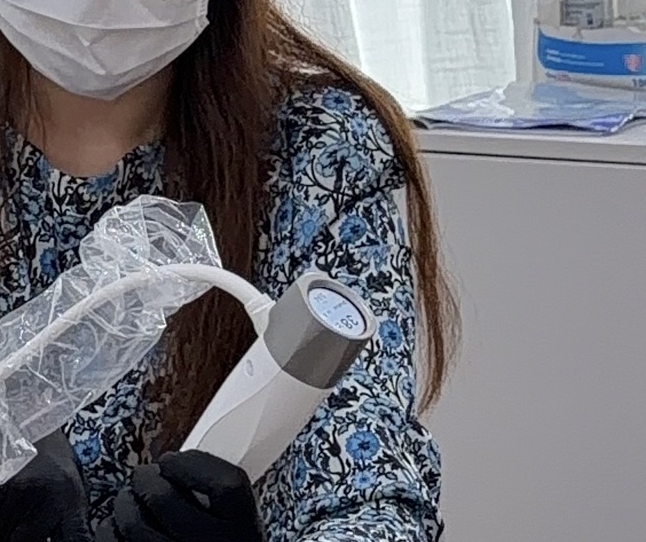 XERF handpiece with its cooled treatment tip during a session at Elea Clinic Bali